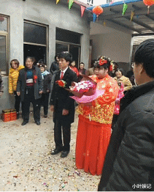 小叶娱记 “出差住酒店的时候碰上有人塞卡片，捡起来一看，白高兴一场”