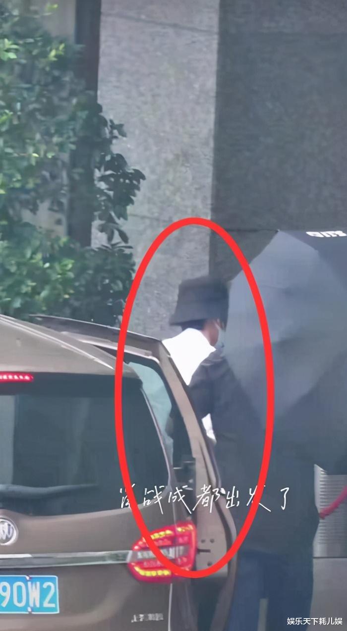 肖战|肖战李沁恋情风波后从成都飞回杭州，花裤子搭配白衬衣超帅气，系鞋带也被围？