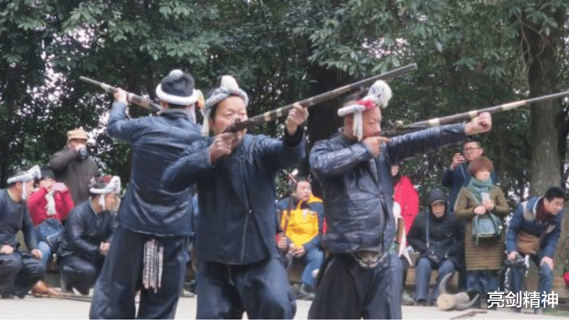 军人|在我国，除了军人和警察，还有人能合法持枪？最后一个看见得跑