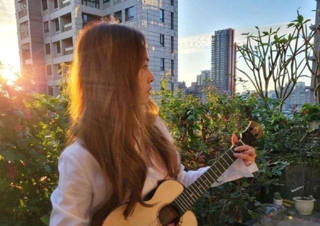 阳光语言矫正说|参观蔡依林现实中的家,如今是半退隐状态,闲来无事还在天台种菜