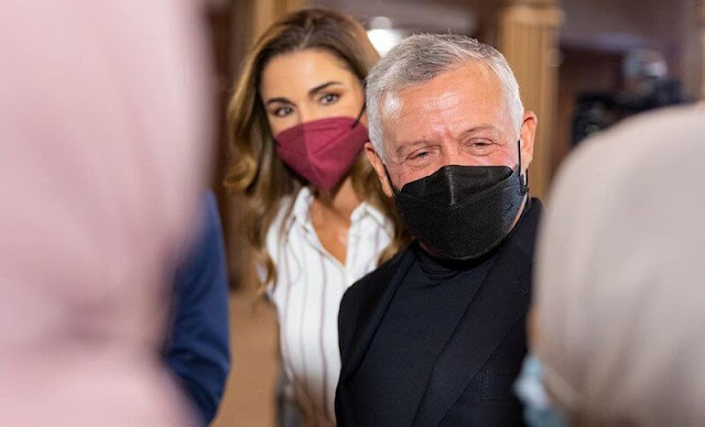 全球时尚风行|约旦王后51岁生日官方照来啦！一身紫裙亮相真贵气，看着真像30岁