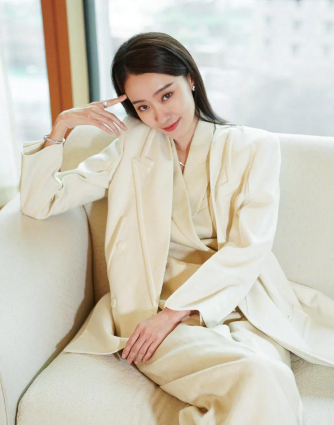 潮帮先生|被张小斐的早秋穿搭惊艳了，一身“同色系”穿出曲线美，优雅高级