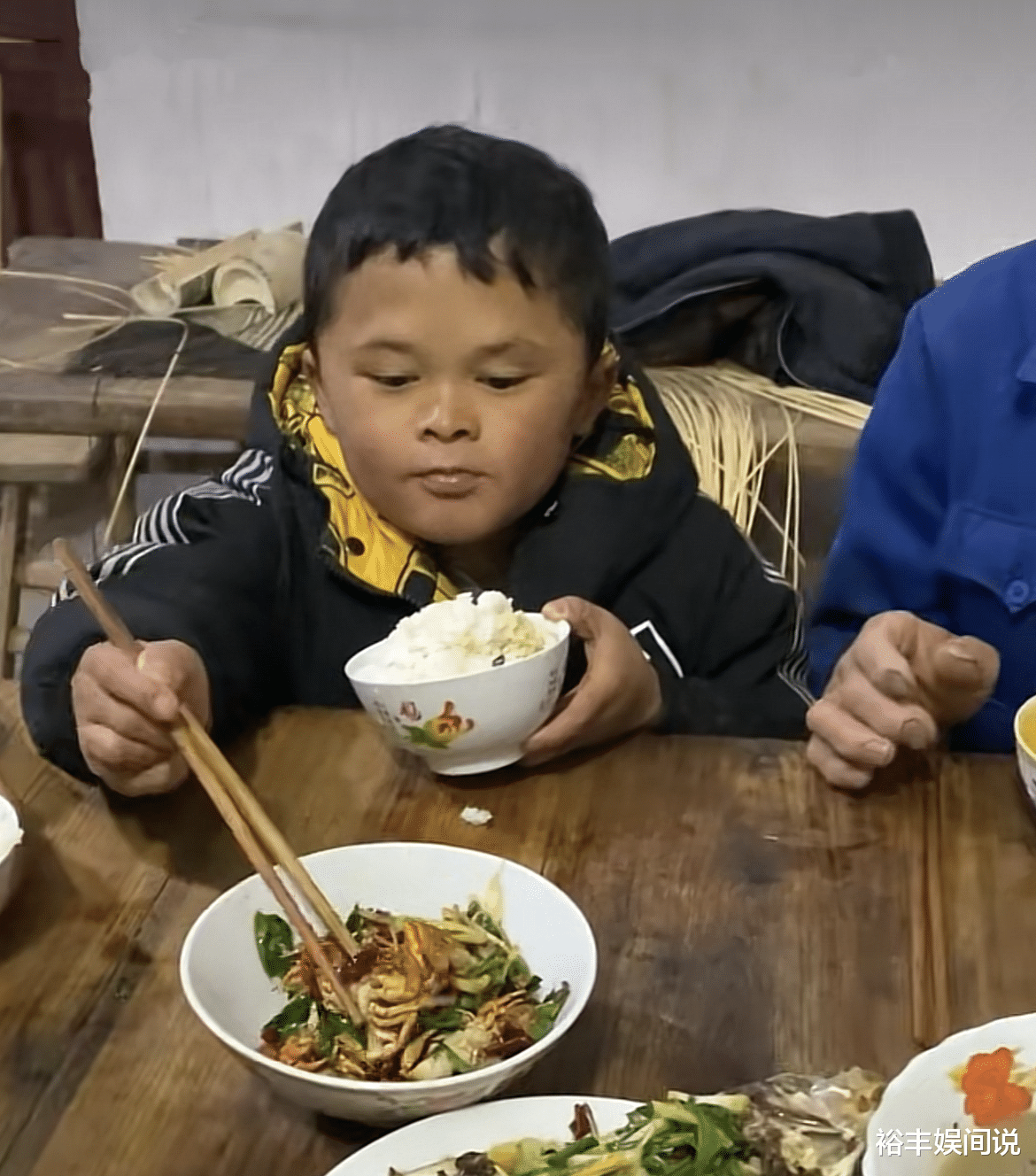 范小勤|“小马云”范小勤越来越懂事，携哥哥外出抓螃蟹，有鱼有肉吃得香
