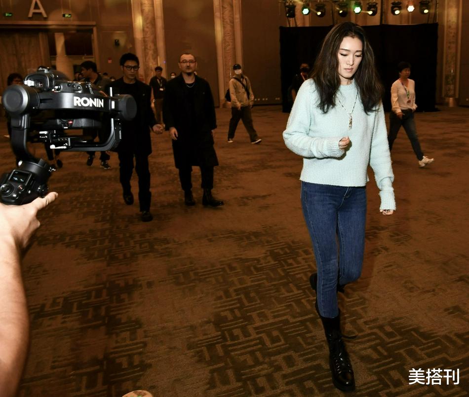 巩俐 55岁巩俐真高级！起球毛衣配裸色口红，网友：巩皇的国际范不好学