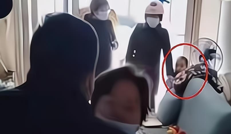 |太讽刺了！田静晒带娃做游戏画面，内涵熊磊别拿孩子当挡箭牌