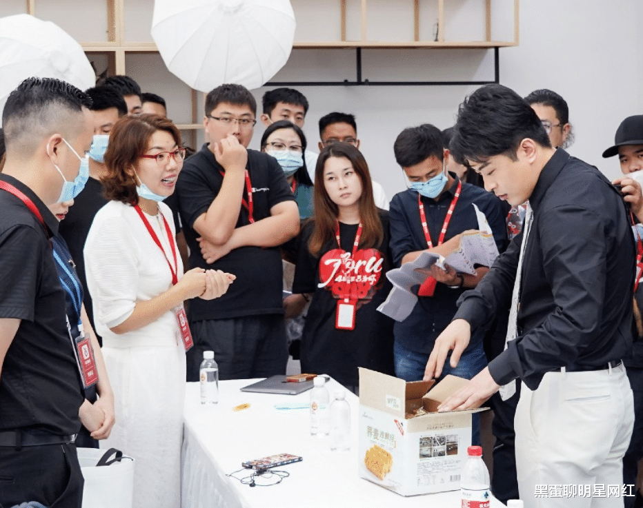 带货|辛巴自称可“藐视”全网主播，表态不再顾及外界说法，将坚持直播