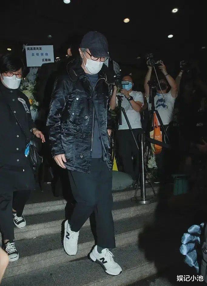 周星驰|吴孟达丧礼现场：18岁小儿子主持大局，周星驰第一个到场悼念