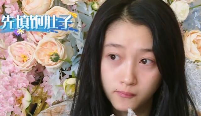 猫妹妹|关晓彤“起床照”被疯传，看到她素颜出镜后，网友：确定23岁？