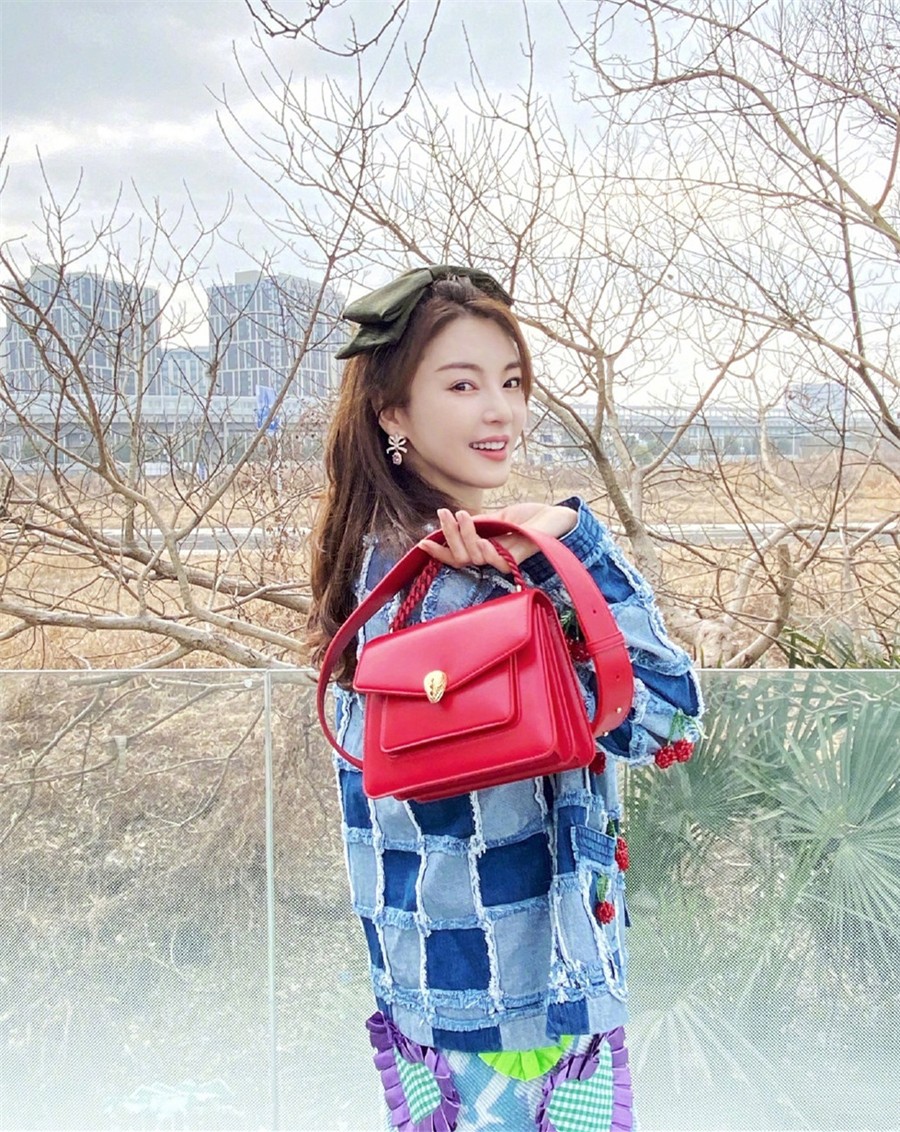 华晨宇|张雨绮也开始走豪放路线，紧身抹胸装配项圈，看上去成熟不少