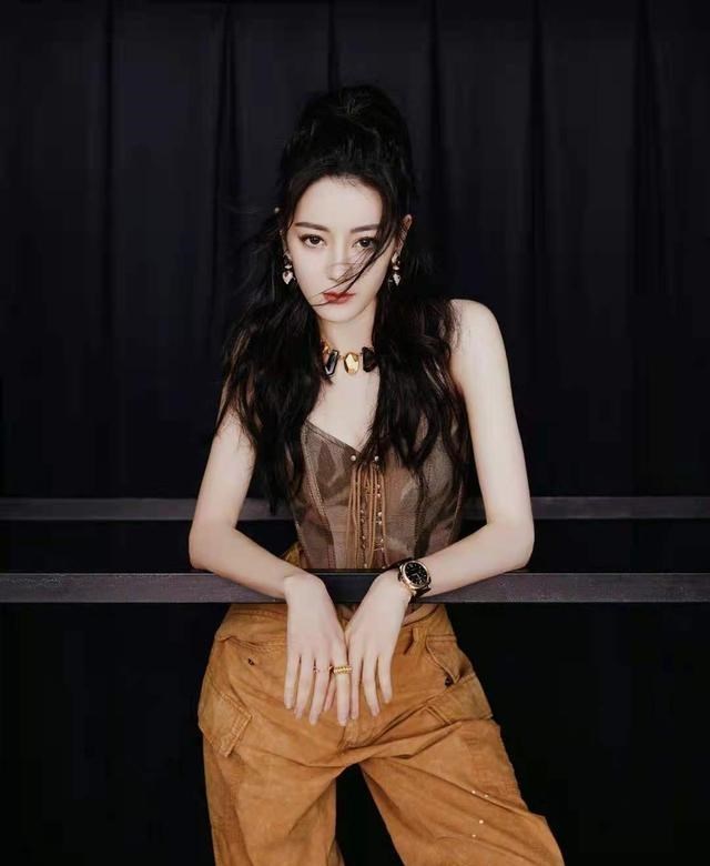 刘涛|迪丽热巴周末福利美图，花衬衫搭黑色工装裤：甜酷美少女