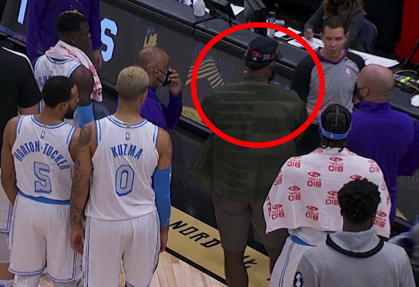 施罗德|激烈！施罗德抡拳头就要干，引发23人合围，请大家注意詹姆斯