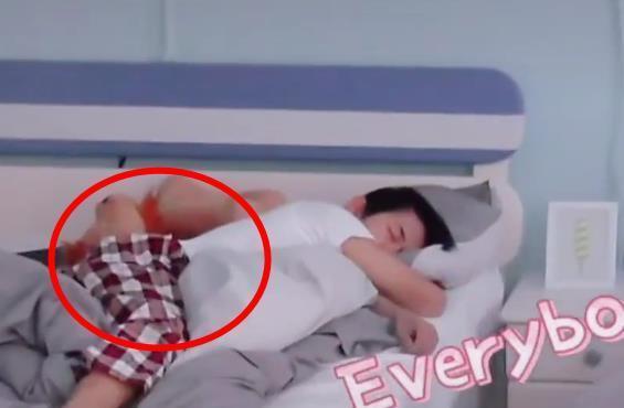 易烊千玺|易烊千玺睡觉被偷拍，看清穿的睡裤款式，这个同款粉丝不敢学？