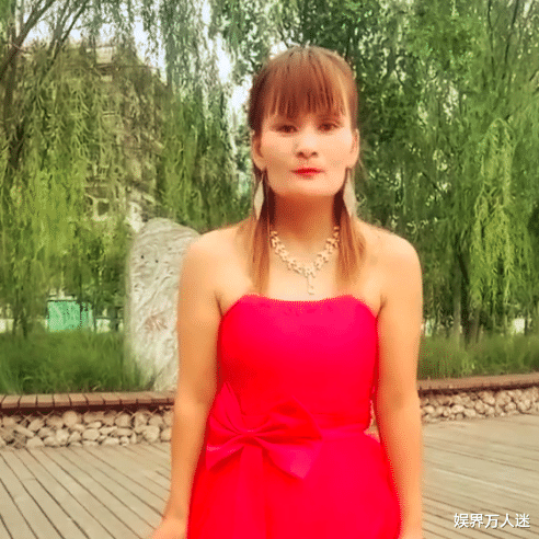 杨幂|网红因神似杨幂走红，故意唱《爱的供养》蹭热度，被网友骂还炸号