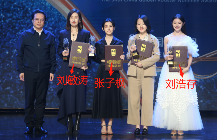 张子枫|张子枫光脚躺沙滩上拍照！穿短上衣露一截细腰，怕冷裹绿色大衣