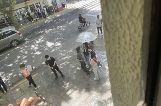 杨幂|杨幂拍戏被偶遇，被赞“人间腿精”，三名助理围成一圈贴身侍奉