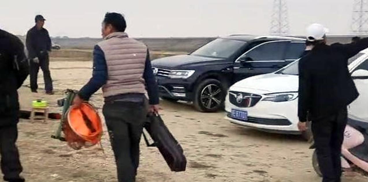 厦门|江西一男子开车去野钓，一不小“飞”进了河中，岸边的钓友出手了