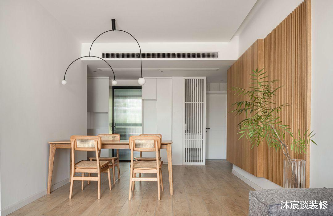 坚持“穷装”的她，原来才是真正的高明，全屋干净纯粹，实在温馨