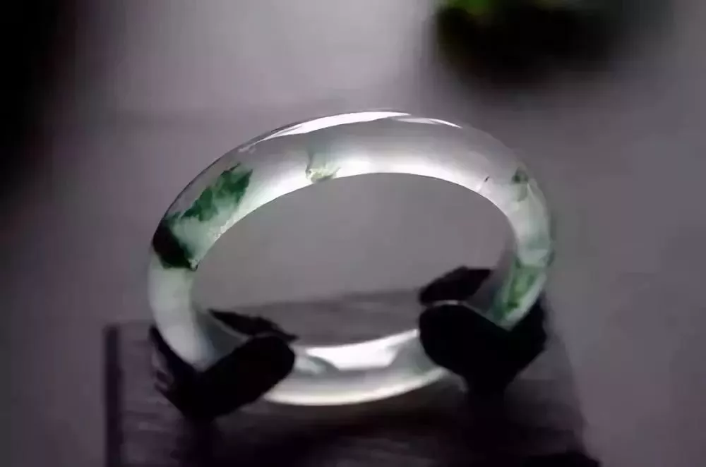 玛瑙|满是裂纹的翡翠原石，居然切出了5只高冰飘花手镯！价值过百万！