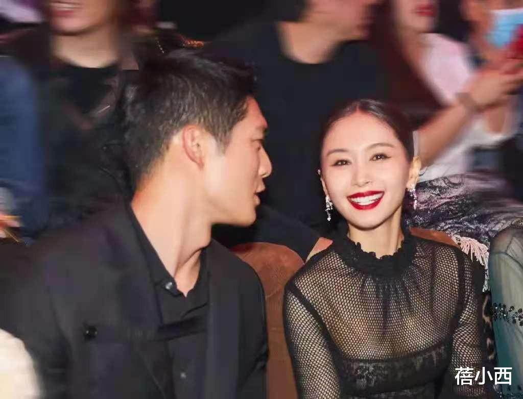 蓓小西 王子文化身为大女人，穿透明上衣配印花半裙，性感撩人又不失气场