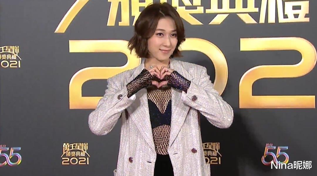 钟嘉欣|真替钟嘉欣捏把汗!走TVB颁奖红毯就穿西装,搭透视装众女星成陪衬