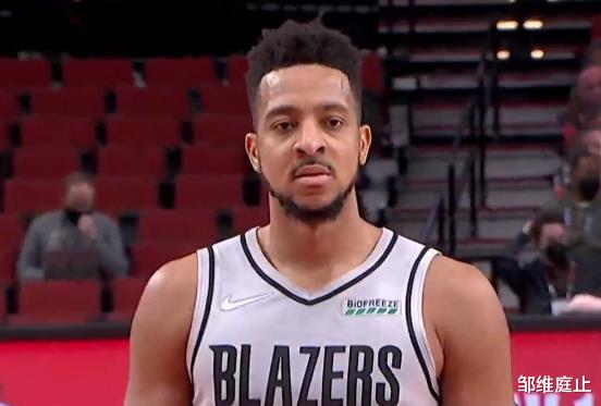 湖人队|湖人惜败开拓者！3人遭到炮轰，戴维斯很沮丧，落寞离场令人心疼