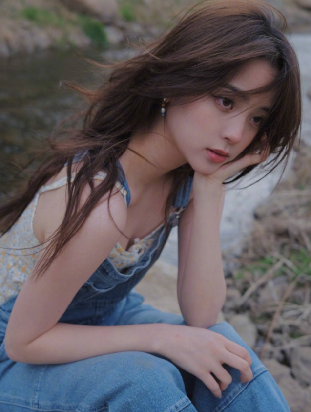 欧阳娜娜|欧阳娜娜终于不做“乖乖女”了,大胆穿上吊带,网友:改名辣辣吧