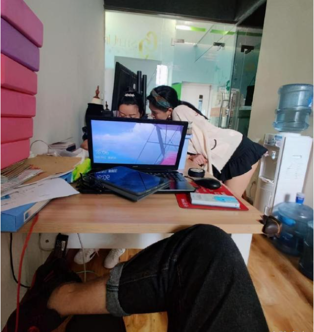 |“新同事每天都来办公室请教问题，她是看上我了吗？”哈哈多明显啊