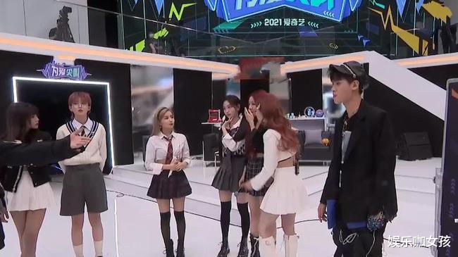 许佳琪|许佳琪安崎秀闺蜜情，都把长筒袜拉到大腿处，同框时腿长差太现实