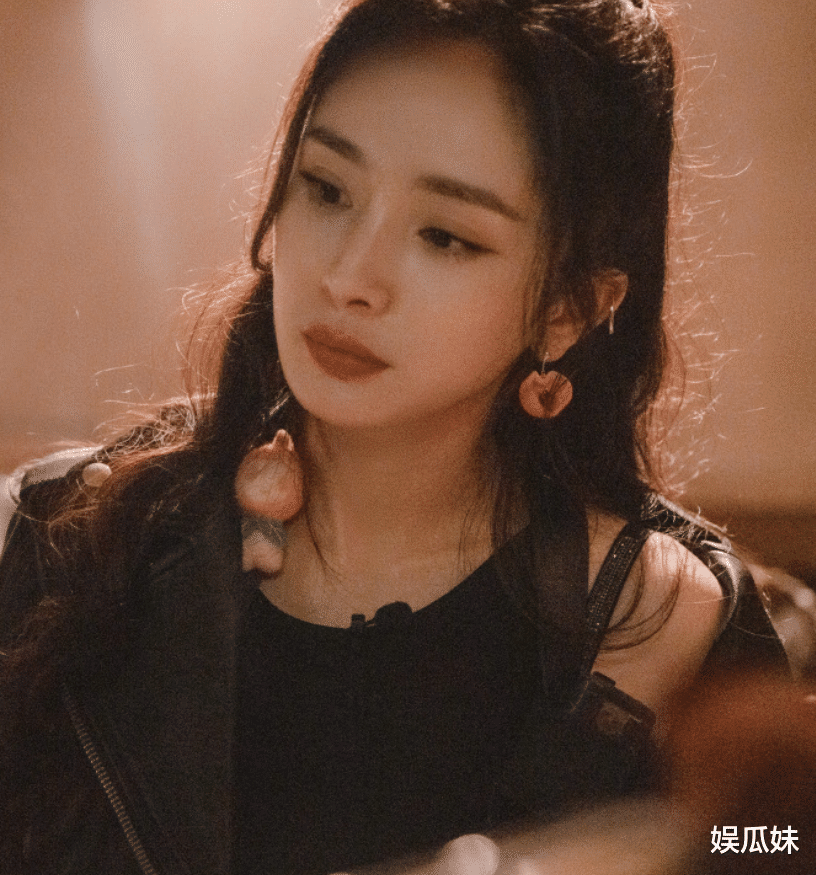 杨幂|杨幂红毯生图出圈，与刘诗诗同一摄影师，两套高定打脸资源差说法