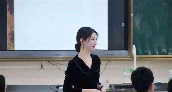 培训机构|95后老师穿“JK服”上课，学生很喜欢，家长群却炸开锅