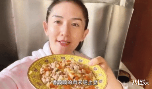 谢娜|谢娜罕晒三个女儿,跳俏打扮似小公主,小咘芽小肉手好可爱