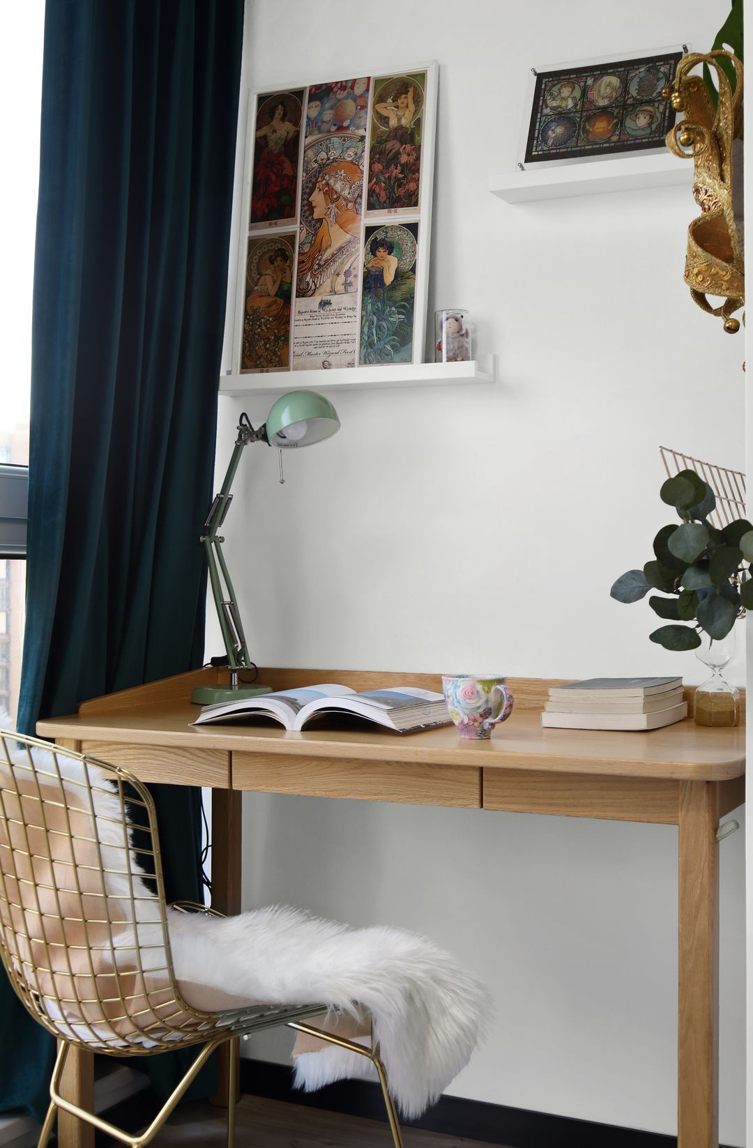 手办|绿色沙发搭配粉色座椅，还有专门的手办柜，身边的朋友都羡慕不已