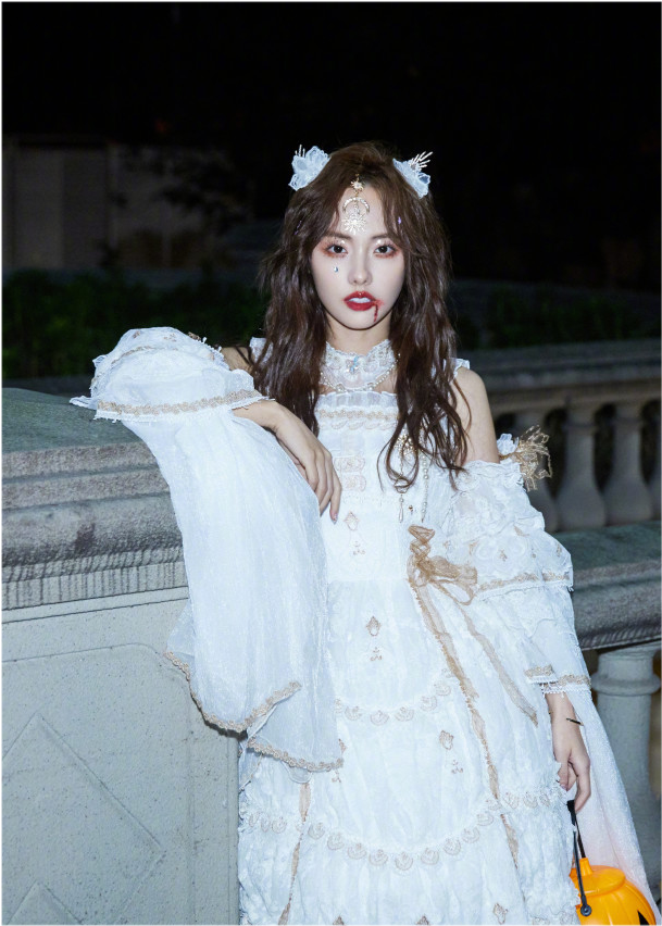 时尚风行派 豪门阔太张嘉倪为了美太拼了！穿吊带装秀香肩，cos落泪天使美到爆