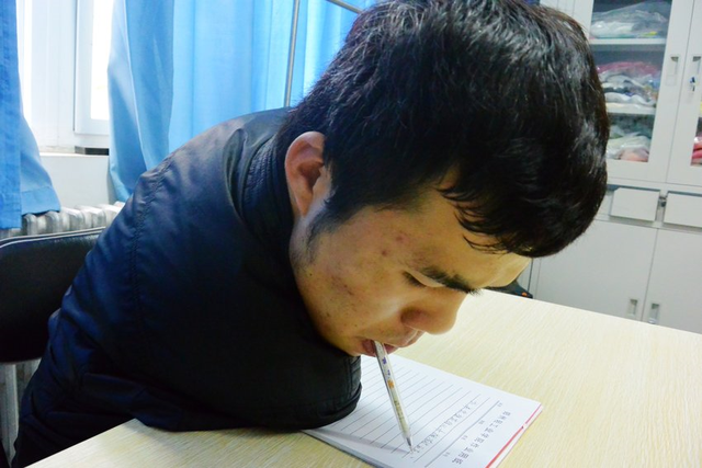 陈小颖|无臂青年吴建平，用嘴咬笔参加高考，曾拒绝20万年薪从底层做起