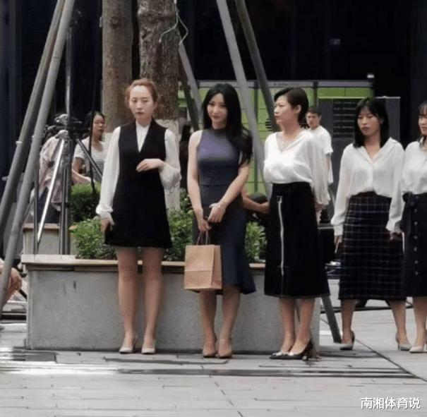 柳岩|41岁柳岩被路人抓拍,路人视角身材惹争议:还是那个性感女神吗