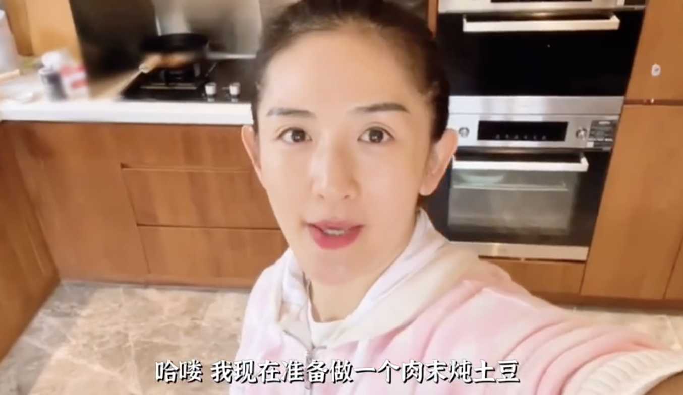 谢大脚|谢娜晒三个女儿日常照，跳跳俏俏写作业超可爱，透露姐姐抗癌成功