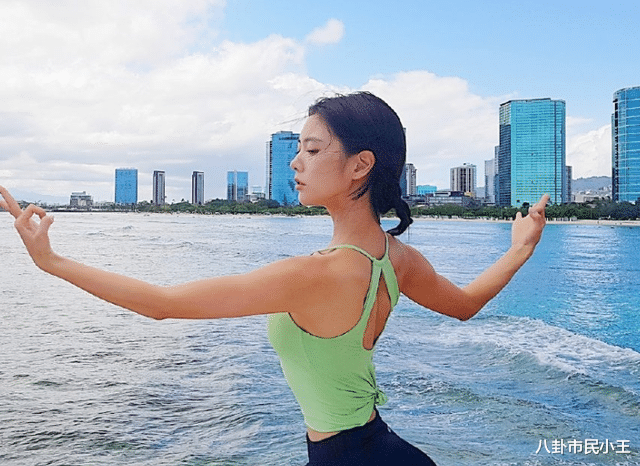 豪门|克拉拉晒健身照，穿上“无痕紧身裤”漫画腿抢镜，确定没开特效