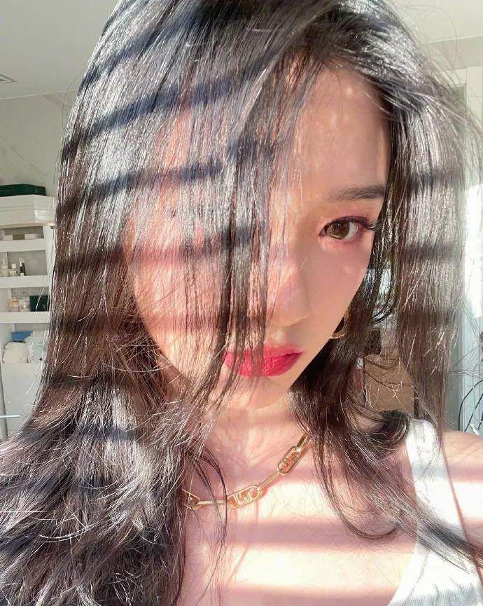 林允|林允阳光浴室美艳写真！雪肤玉貌烈焰红唇太性感撩人