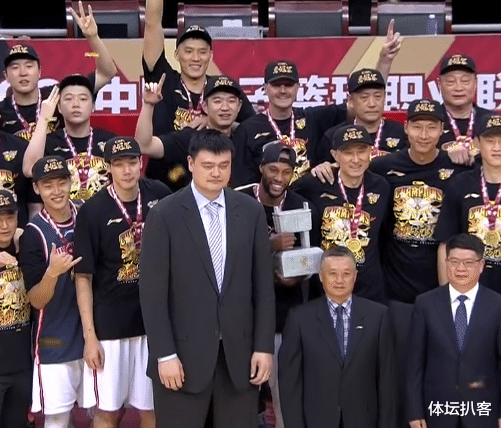 掘金队|CBA颁奖，姚明占据C位！杜锋捧杯，赵睿穿马尚球衣，MVP妈妈落泪