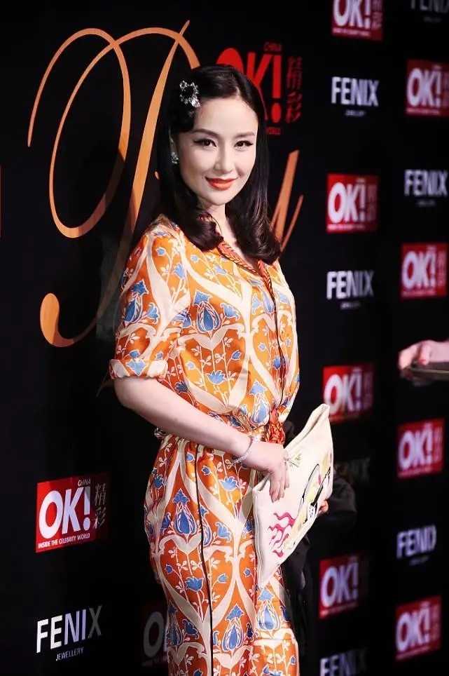 全球时尚号|孙宁罕见出镜美出“圈”，穿印花连体裤可爱甜美，微卷发很减龄