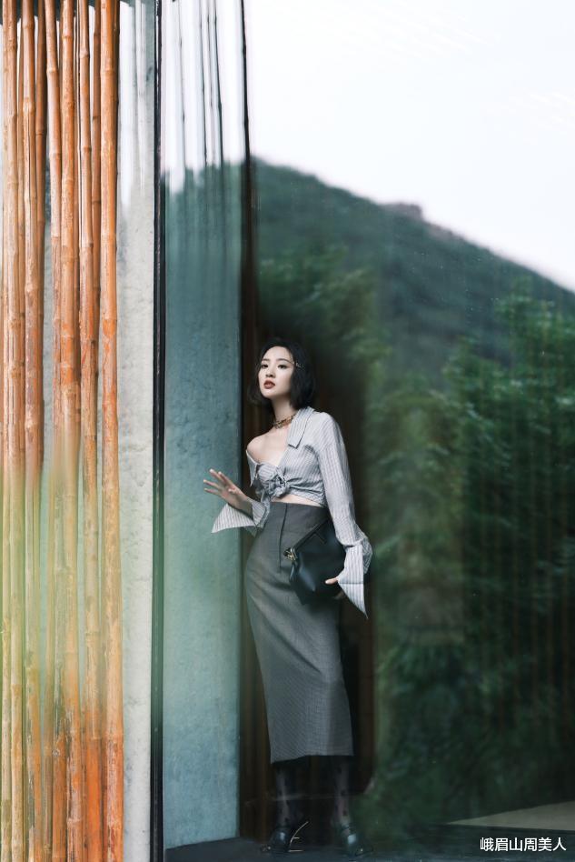 峨眉山周美人|唐艺昕最新“性感写真”，挖空吊带裙配黑丝袜，网友：差点认不出