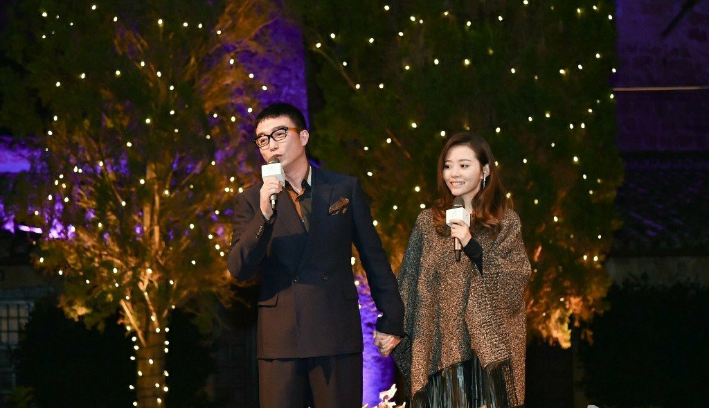 王菲|张靓颖玩堆雪人，小脸冻得通红，疑似男友声音出镜，还对着镜头竖起大拇指