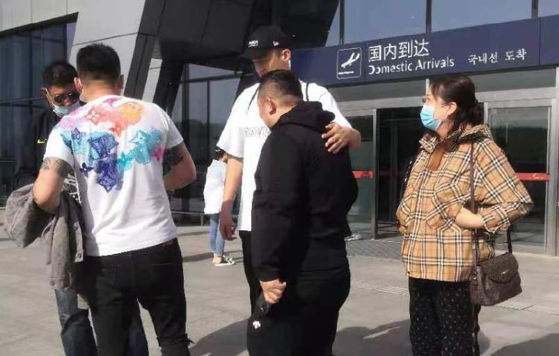 周鹏|周鹏抵达“逃离”宁波抵达丹东,劳斯莱斯接机,牌面满满啊!