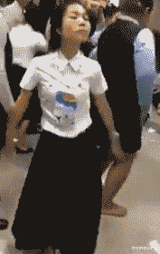 大爷 六十五岁的门卫周大爷因屡次遭到校花骚扰，被迫提出辞职，称现在的年轻人真让人受不了