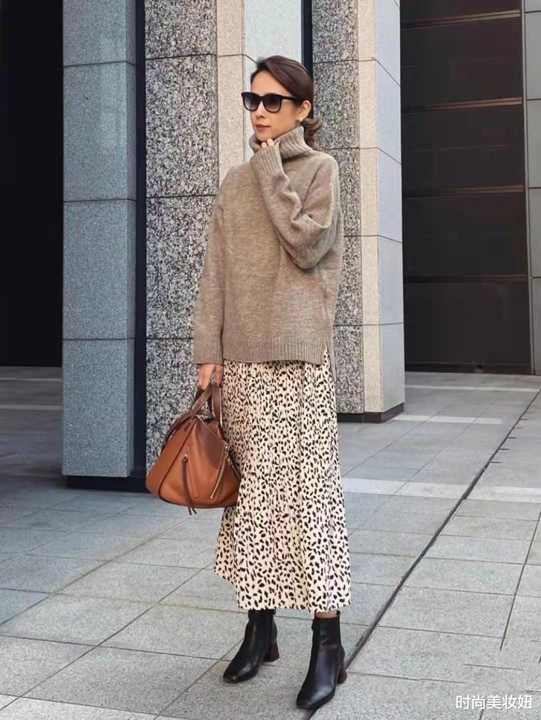 时尚美妆妞 50岁女人穿衣越简单越高级，秋季毛衣极简搭配，气质又时髦