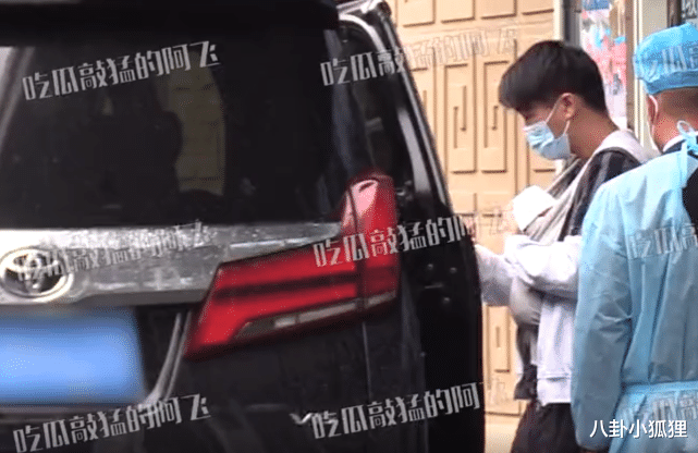 奚梦瑶|奚梦瑶产后首露面，步履轻盈状态佳，何猷君抱小女儿“妇唱夫随”