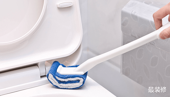 马桶里一圈黄色污垢怎么去除？保洁阿姨教你这么做，干净没异味！