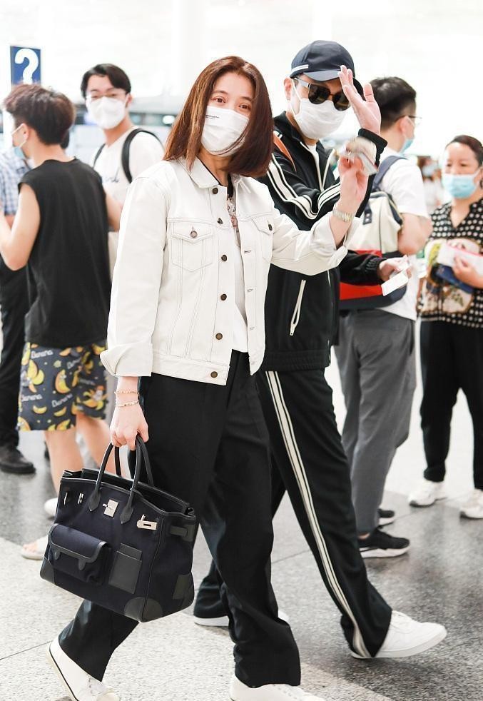 潮流搭配师甜甜|袁咏琳和张智霖私服也是情侣装，牵手宛如热恋情侣，看着真幸福