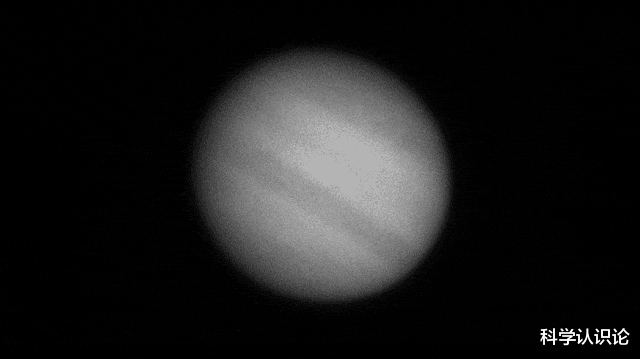 木星 又撞击了，木星刚刚遭受半个地球大小的撞击，可见闪耀的火花