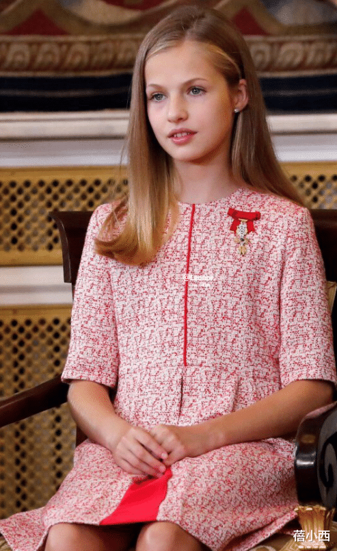 蓓小西|真正的贵族穿搭都简约，看西班牙公主莱昂诺尔，穿红色套裙真高级